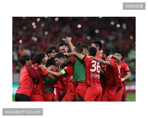 三连冠!上海海港加冕2025赛季中超冠军,摘下队史中超第四星 三连冠!上海海港加冕2025赛季中超冠军,摘下队史中超第四星